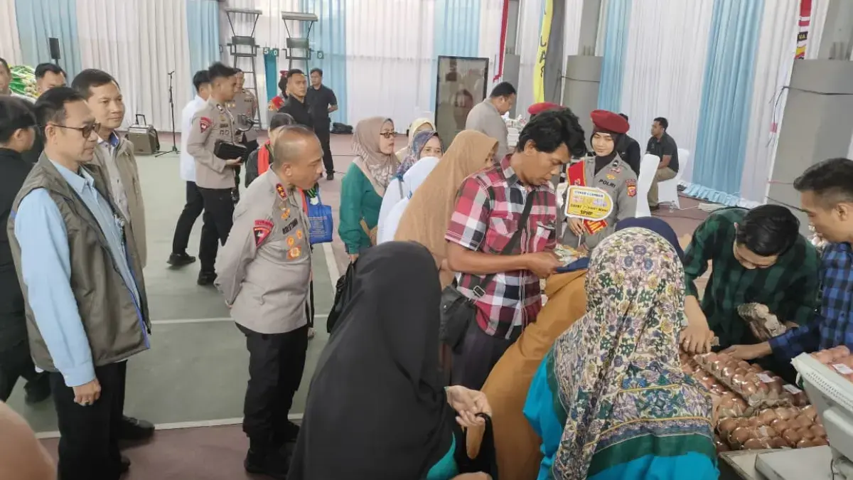 Bantu Stabilkan Harga, Polda Jabar Gelar Gerakan Pangan Murah di Seluruh Jajaran Polres Dok. Kapolda Jabar Irjen Pol Rudi Setiawan saat meninjau GPM di Mapolda Jabar. Rabu (13/8). Foto. Sandi Nugrah