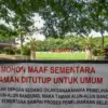Spanduk ditutup sementara terbentang di pintu masuk Alun-Alun Bandung di Jalan Asia Afrika, Kota Bandung, Rabu