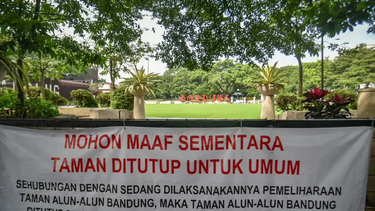 Spanduk ditutup sementara terbentang di pintu masuk Alun-Alun Bandung di Jalan Asia Afrika, Kota Bandung, Rabu