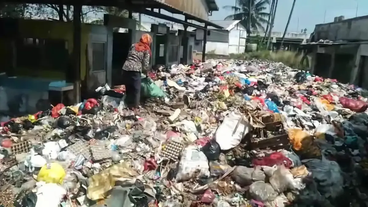 Pasar Sehat Cileunyi Bau Busuk! Sampah Menggunung, Pedagang Ngeluh Kondisi Pasar Sehat Cileunyi (PSC) yang berada di wilayah Desa Cileunyiwetan, Kecamatan Cileunyi, Kabupaten Ba