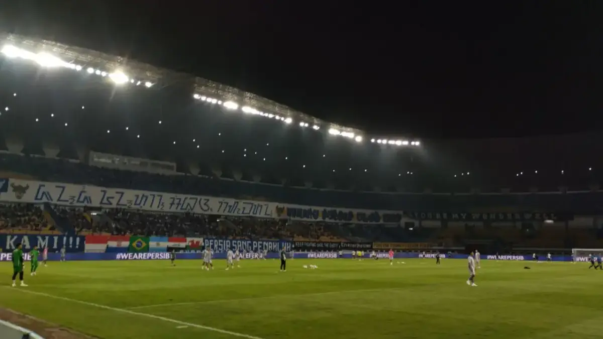 Penggawa Persib Bandung melakukan sesi pemanasan sebelum laga melawan Manila Digger di Stadion Gelora Bandung