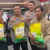 Kapolres Cimahi, AKBP Niko N. Adi Putra saat menyerah Beras Sphp pada Warga (mong)
