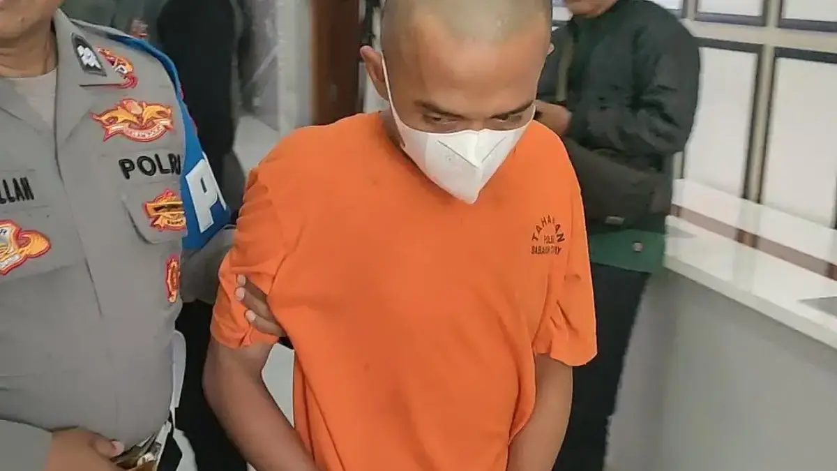Pria di Babakan Ciparay Nekat Curi dan Habisi Nyawa Tetangga, Polisi Berhasil Tangkap Pelaku Dok. Pelaku curas di Babakan Ciparay Kota Bandung saat berhasil diciduk oleh polisi. Kamis (14/8). Foto. Sandi