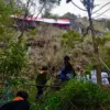 Tantang Tebing Curam, Siswa Paskibra Kibarkan Sang Saka Merah Putih Raksasa di Gunung Batu Lembang Bendera merah putih berukuran raksasa berhasil dikibarkan di lereng bukit Gunung Batu, yang menjadi salah satu