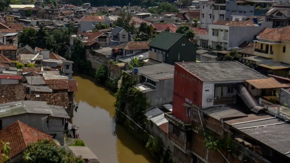 Antisipasi Bencana Lingkungan, Pemkot Bandung Ajak Warga Laporkan Sungai Rawan Longsor Bangunan padat penduduk di bantaran sungai Cikapundung, Kota Bandung, Kamis (14/8). Foto: Dimas Rachmatsyah /