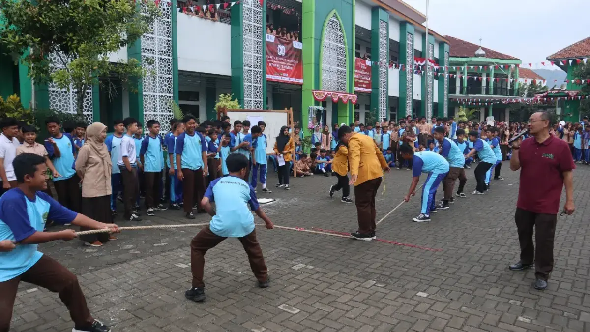 MTs Negeri Cimahi Tanamkan Nasionalisme Sejak Dini Lewat Lomba Kreatif HUT ke-80 RI dan Hari Pramuka ke-64 Sejumlah Siswa Mts Negeri Kota Cimahi saat Memeriahkan Peringatan HUT RI ke-80 di Lapangan Sekolah (mong)