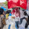 Warga antusias membeli paket sembako yang disiapkan Polres Banjar dengan harga Rp80 ribu di halaman perkantora