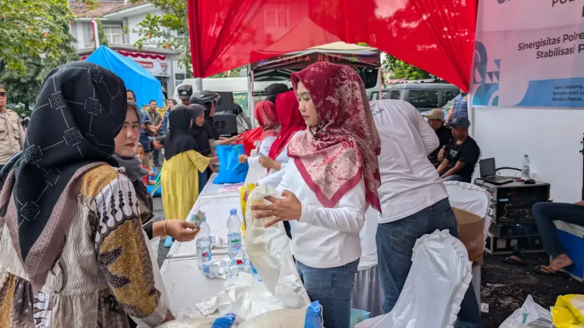 Warga antusias membeli paket sembako yang disiapkan Polres Banjar dengan harga Rp80 ribu di halaman perkantora