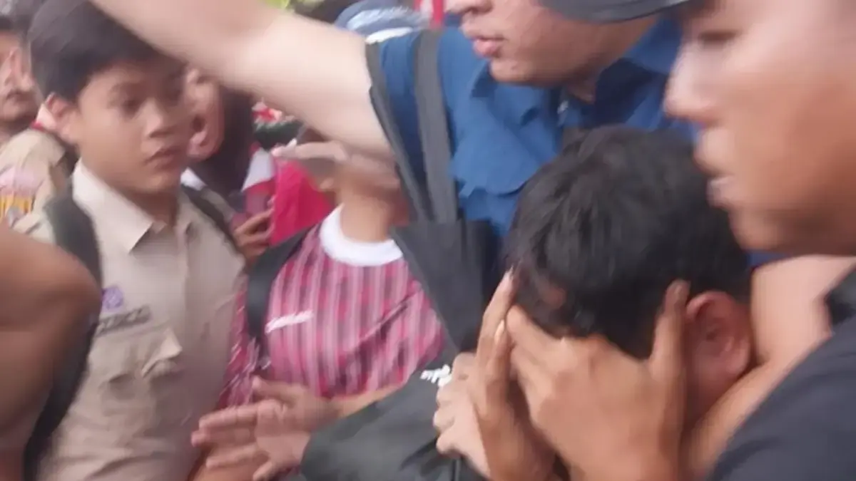 Copet di Kirab Merah Putih Kabupaten Bogor Tertangkap Basah, Begini Kesaksian Warga hingga Korban! Salah satu pencopet yang diamankan oleh pihak keamanan di halaman Gedung Tegar Beriman, pada Kamis (14/8/2025)