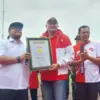 Pihak Pemkab Bogor saat menerima Rekor MURI di halaman Gedung Tegar Beriman, pada Kamis (14/8/2025). Foto: Reg