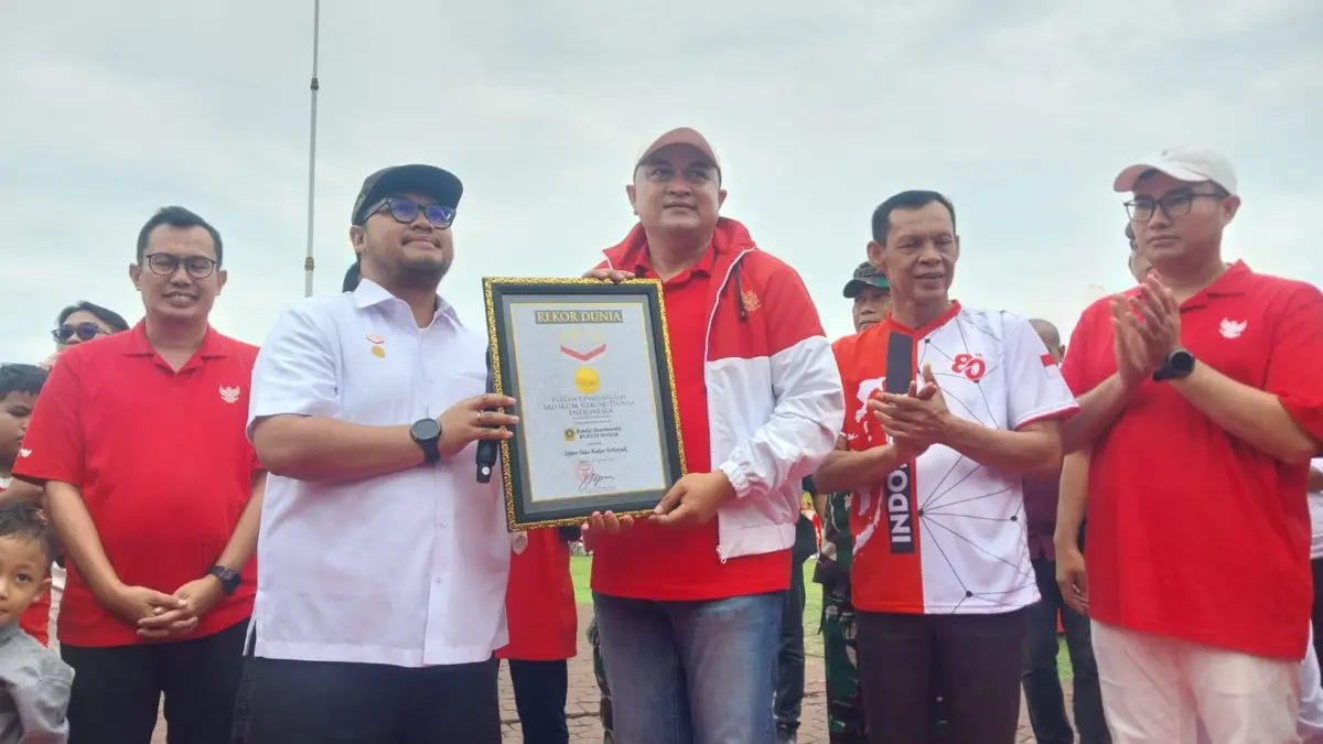 Sajikan 2.000 Porsi Talas Kukus saat Kirab Merah Putih, Pemkab Bogor Raih Rekor MURI Pihak Pemkab Bogor saat menerima Rekor MURI di halaman Gedung Tegar Beriman, pada Kamis (14/8/2025). Foto: Reg