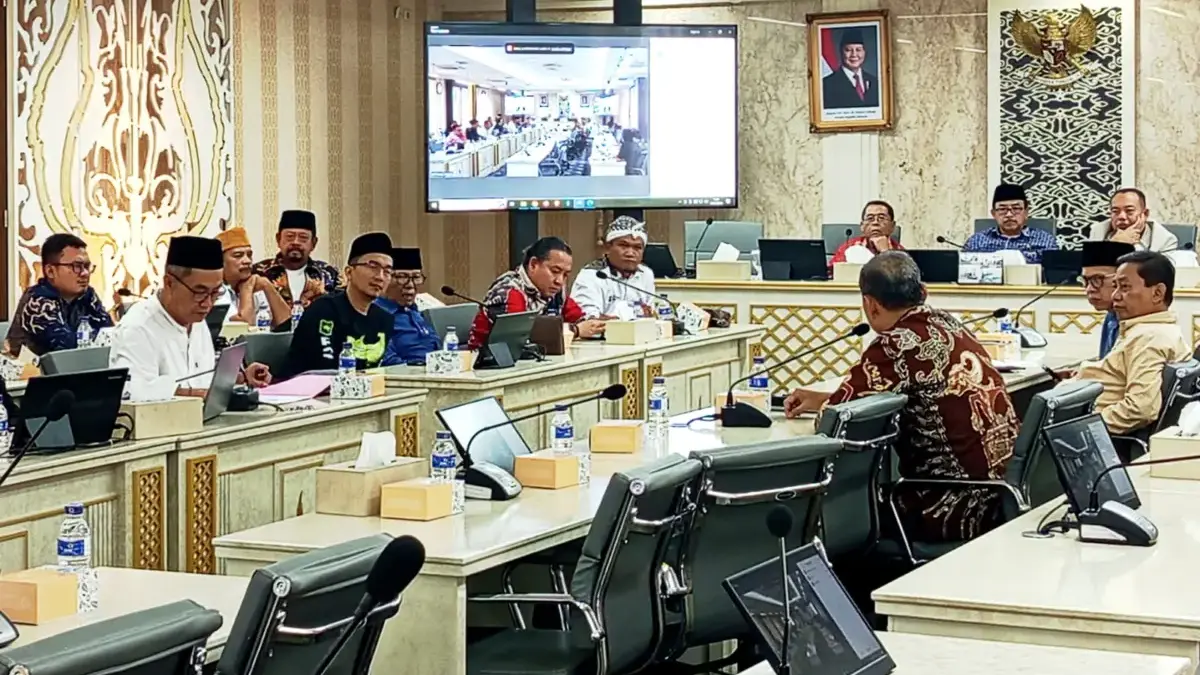 SEGERA PARIPURNA : Komisi I DPRD Jabar saat rapat membahas usulan CDOB Cirebon Timur, Kamis (14/8). (son)