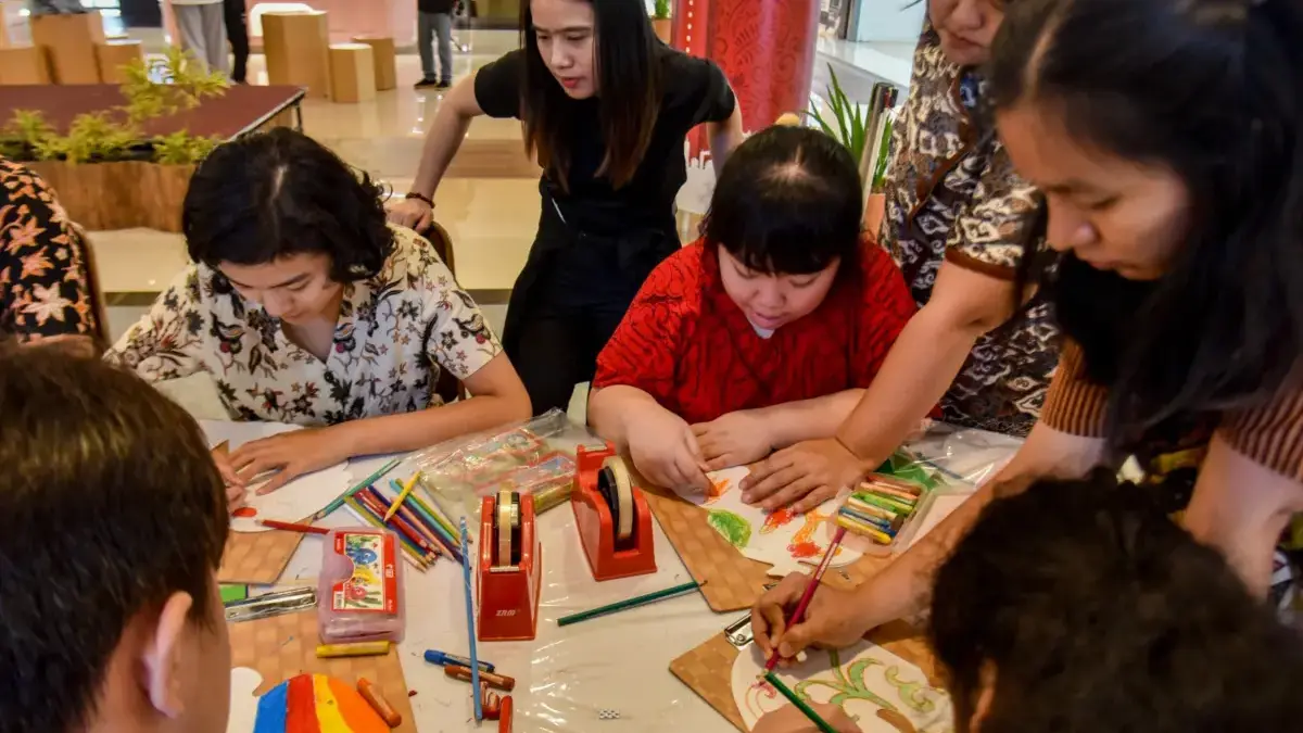 Menilik Anak-Anak Disabilitas Lukis Layang-Layang Merpati di D’Botanica Anak disabilitas mengikuti pelatihan melukis layang-layang hias di D\'Botanica Mall, Kota Bandung. Komunitas Ar