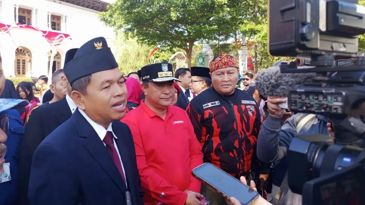 Gubernur Jabar Dedi Mulyadi menjelaskan imbauan pembebasan tunggakan PBB. (son)