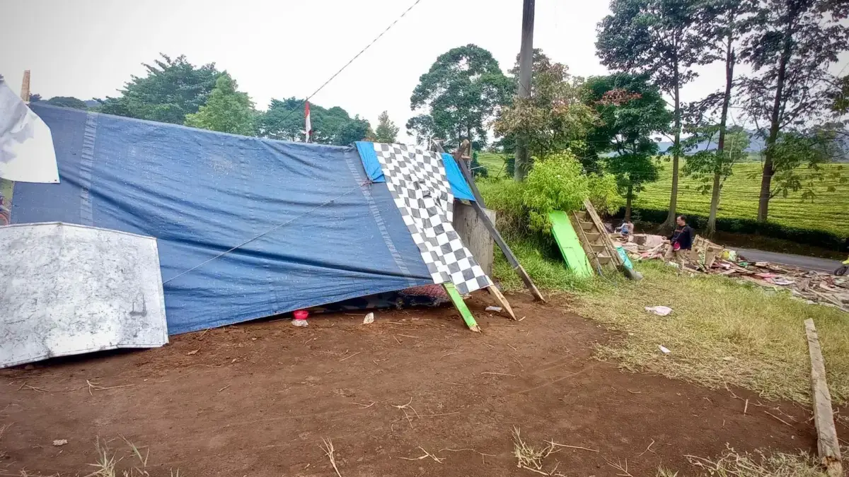 Ratusan Warung Hilang dalam Sehari, Pedagang Menunggu Janji Relokasi Pemprov Jabar Ratusan Warung Hilang dalam Sehari, Pedagang Menunggu Janji Relokasi Pemprov Jabar