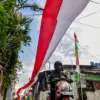 Kain Merah Putih 150 Meter Membentang di Gang Sukanegla Sambut HUT ke-80 RI