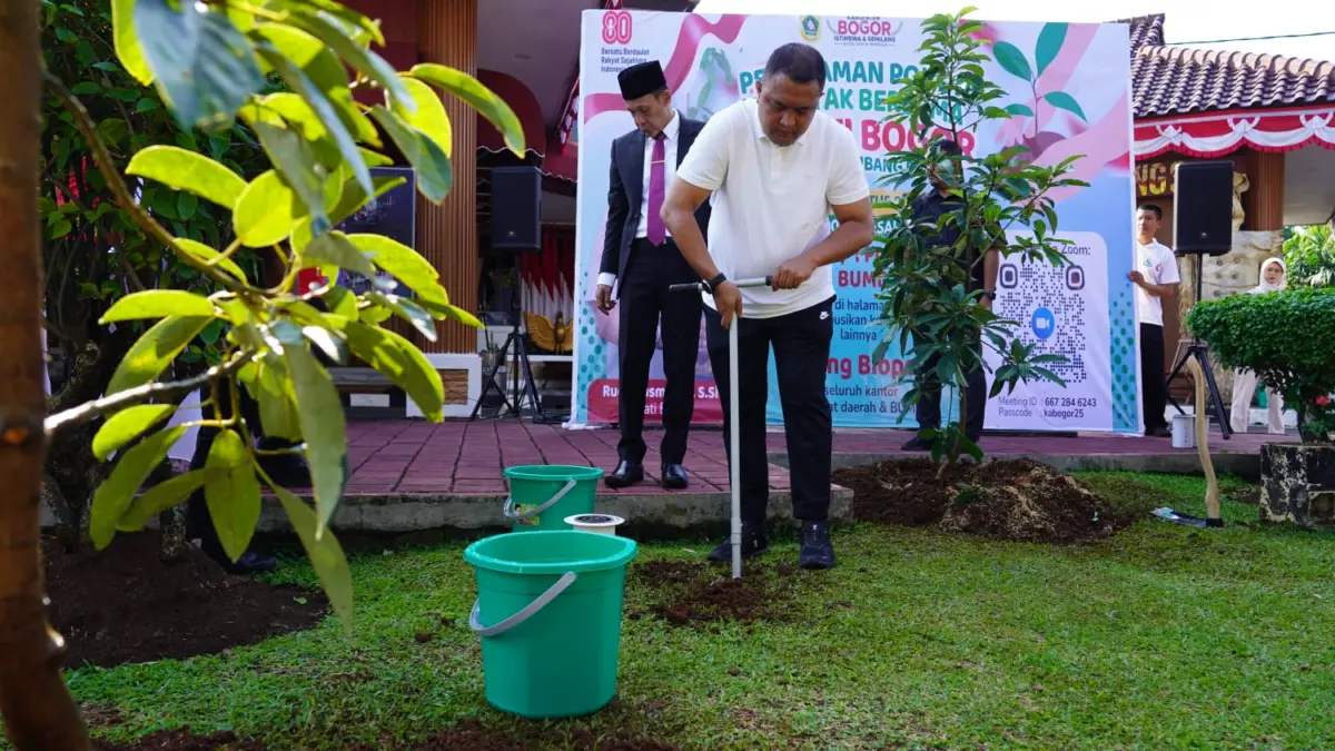 Bupati Bogor Wajibkan ASN dan Pegawai BUMD Tanam Pohon: Satu Orang, Satu Pohon Bupati Bogor Canangkan Program Menanam untuk ASN dan Pegawai BUMD