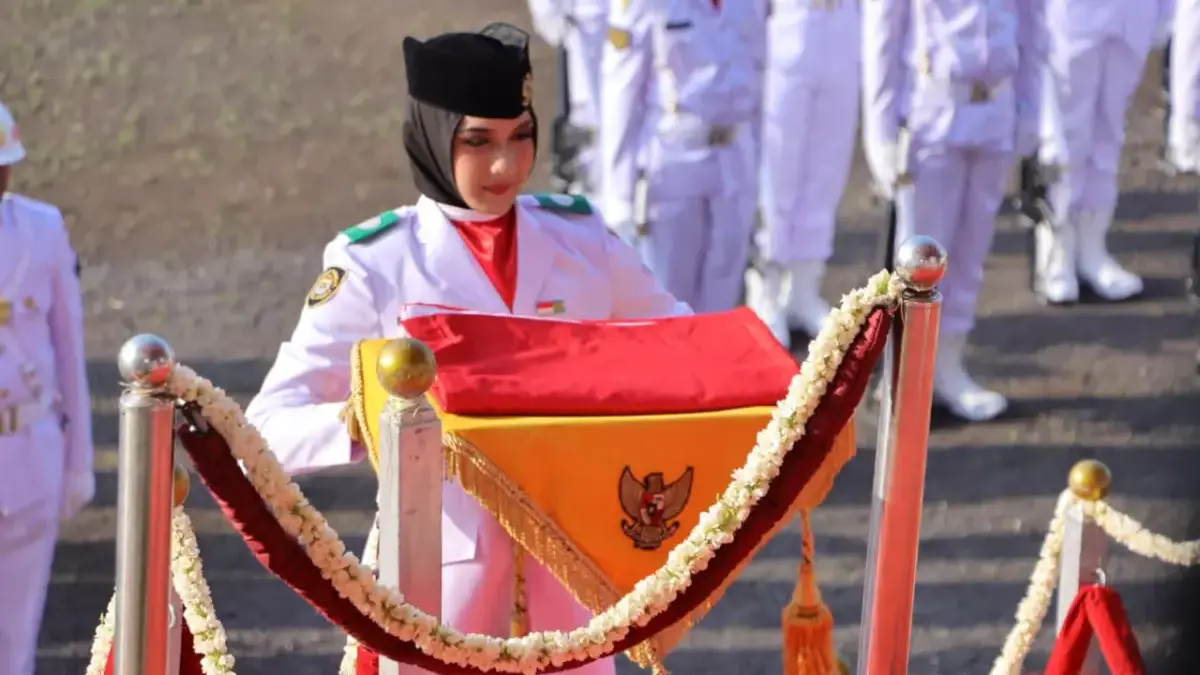 Dari Gugup hingga Bangga, Kisah Aisya Syita Menjadi Pembawa Baki Sang Saka Merah Putih di Cimah Aisya Syita Siswi SMAN 2 Cimahi Pembawa Baki Sang Saka Merah Putih dalam HUT RI ke-80 di Kota Cimahi (Mong)