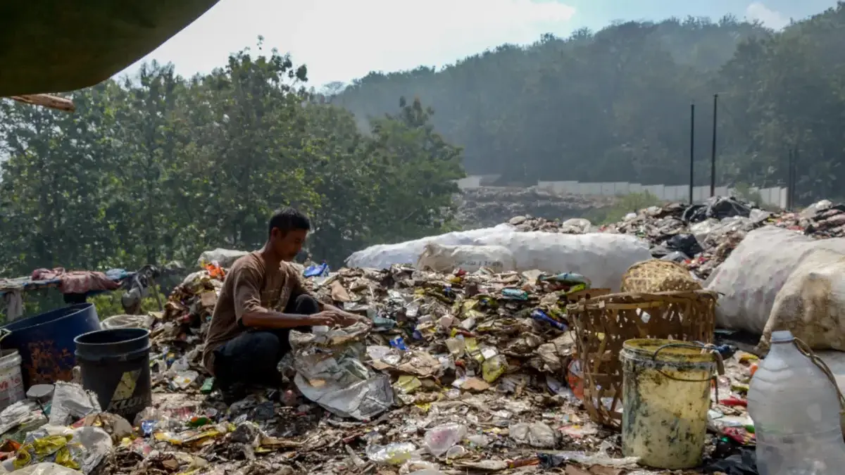 Operasional TPA Galuga Menelan Korban, Walhi Jabar Sorot Pengolahan Sampah Open Dumping Ilustrasi: Pemulung mencari barang bekas bernilai jual pada tumpukan sampah beberapa waktu lalu. Foto: Dimas R