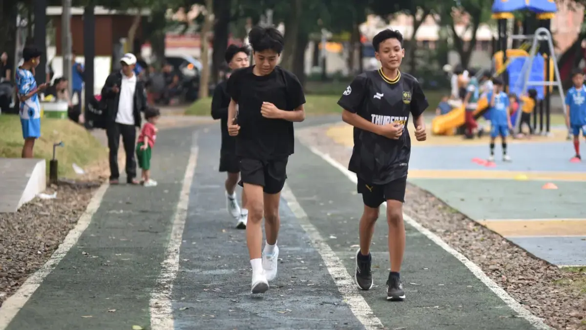 Warga berolahraga lari di lapangan lari Taman Supratman, Kota Bandung, Senin (18/8). Foto: Dimas Rachmatsyah /