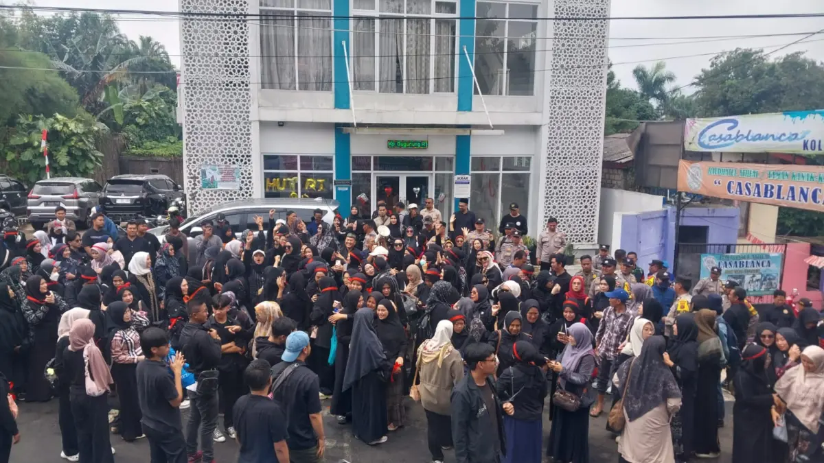 Wali Murid Geruduk SD di Ciawi, Layangkan Tiga Tuntutan ke Pihak Yayasan Aksi damai di SD IT Roudlotul Jannah, Ciawi, pada Selasa (19/8/2025). Foto: Regi