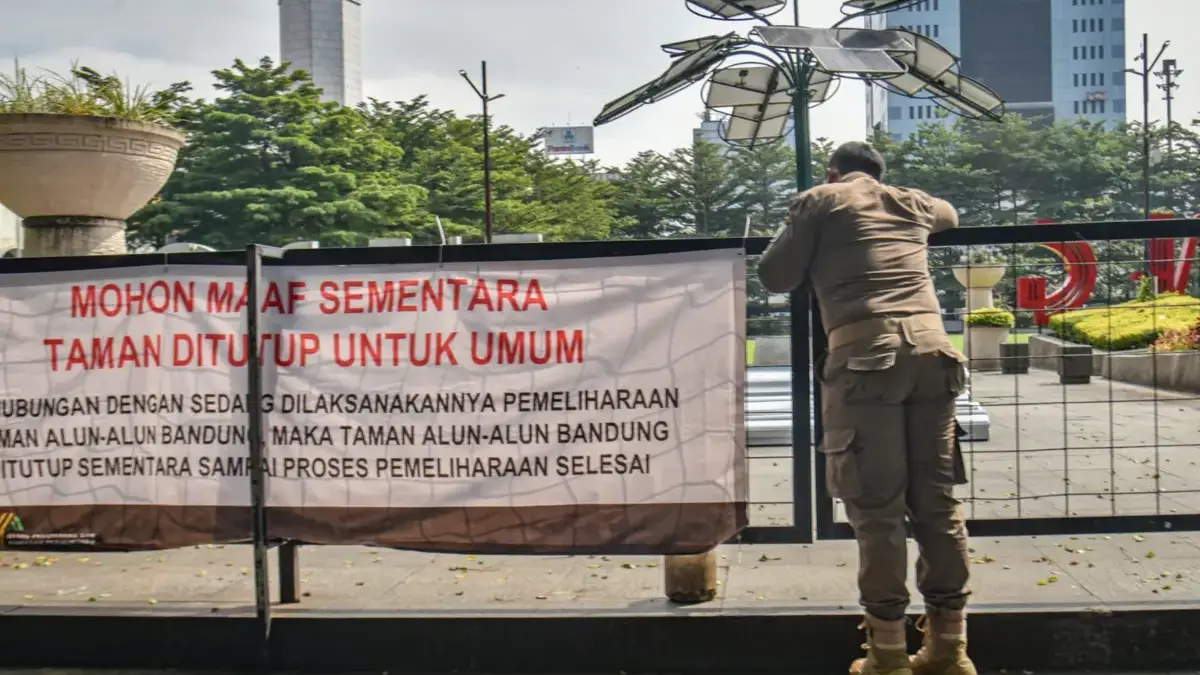 Revitalisasi Alun-Alun dan Taman Lansia, Pemkot Bandung Gelontorkan Rp5 M Petugas Satpol PP berjaga di kawasan Alun-Alun Bandung, Jalan Asia Afrika, Selasa (19/8). Foto: Dimas Rachmats