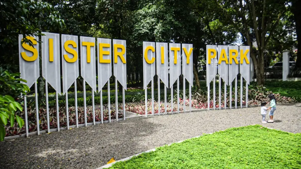 Anak-anak bermain di area taman Sister City Park, Jalan Seram, Kota Bandung, Selasa (19/8). Foto: Dimas Rachm