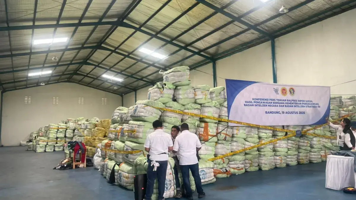 Pemerintah Gagalkan Peredaran Pakaian Bekas Impor Ilegal Senilai Rp112 Miliar di Bandung Pemerintah Gagalkan Peredaran Pakaian Bekas Impor Ilegal Senilai Rp112 Miliar di Bandung
