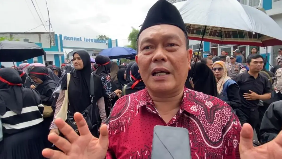 Kisah Kepala Sekolah SD di Ciawi yang Sempat Dipecat: Tangisan Guru, Aksi Damai, hingga Tuntutan Orang Tua Kepala Sekolah SD IT Roudlotul Jannah Edi Sutisna saat memberikan keterangan, pada Selasa (19/8/2025). Foto: R