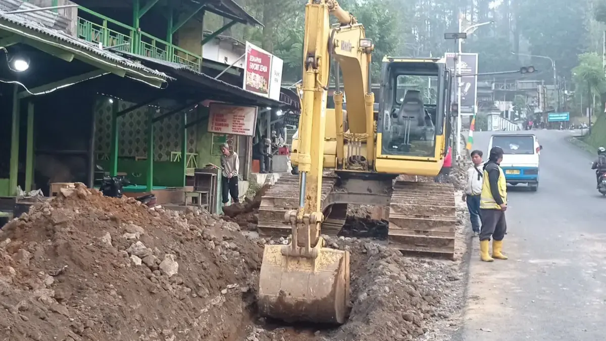 Warung di Perbatasan KBB, Lahir dari Krisis Moneter Hingga Runtuh di Tangan Gubernur Ratusan kios di perbatasan Bandung Barat dibongkar petugas Satpol PP Pemprov Jawa Barat. Dok Jabar Ekspres/Suw
