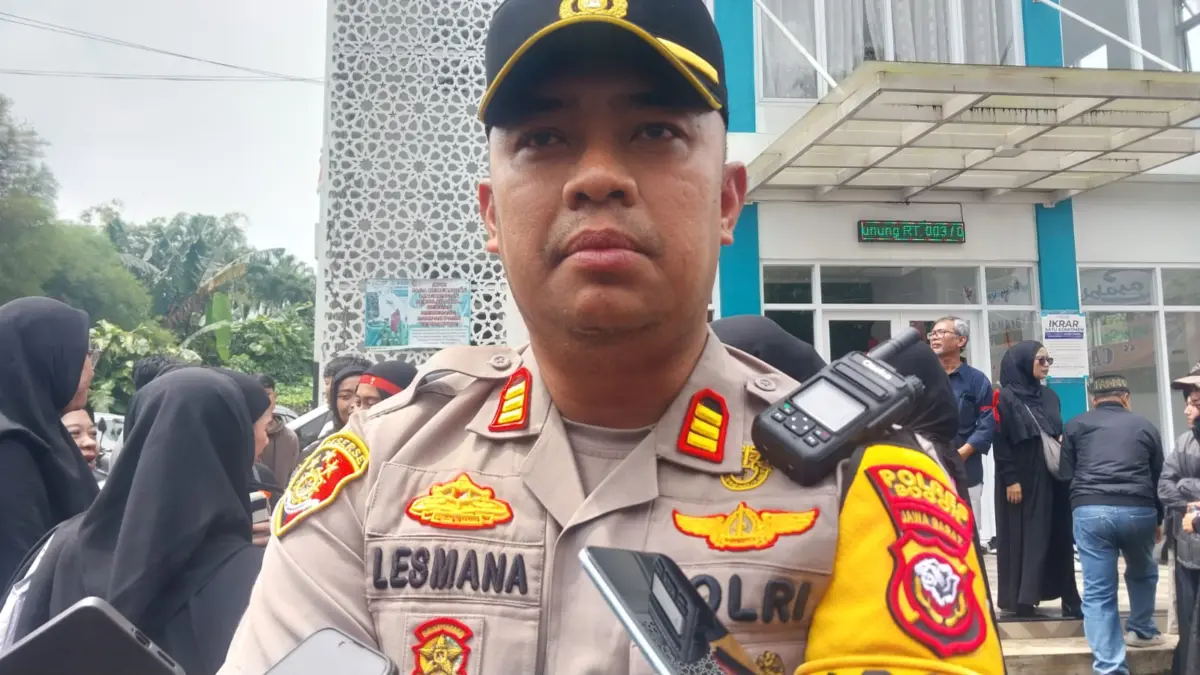 Aksi Damai, Polisi Bubarkan Orang Tua yang Geruduk SD di Ciawi dengan Lantunan Selawat 