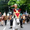 Nuansa Tradisi di Hari Jadi Jabar: Bupati Bandung dan Istri Kenakan Pakaian Adat Tatar Ukur