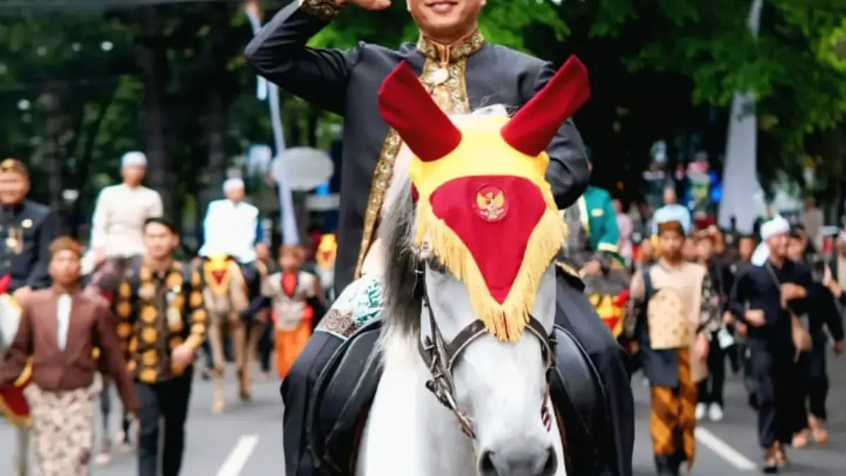 Nuansa Tradisi di Hari Jadi Jabar: Bupati Bandung dan Istri Kenakan Pakaian Adat Tatar Ukur Nuansa Tradisi di Hari Jadi Jabar: Bupati Bandung dan Istri Kenakan Pakaian Adat Tatar Ukur