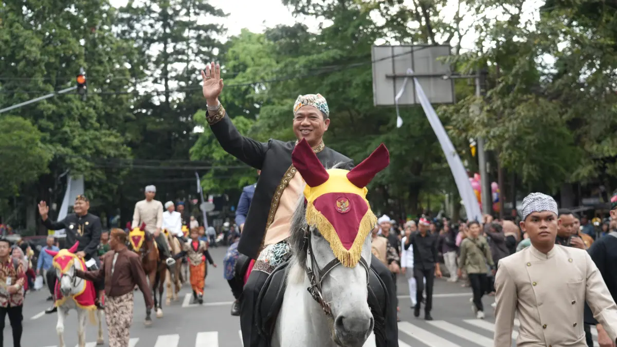 Bersama Dedi Mulyadi, Bupati Bandung Jadi Pusat Perhatian dalam Kirab Budaya Jawa Barat