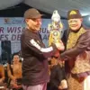 Kades Cilame Alo Sobirin S.Sos (kiri) menerima souvenir berupa wayang golek darinko dalang Dadan Sunandar Suna