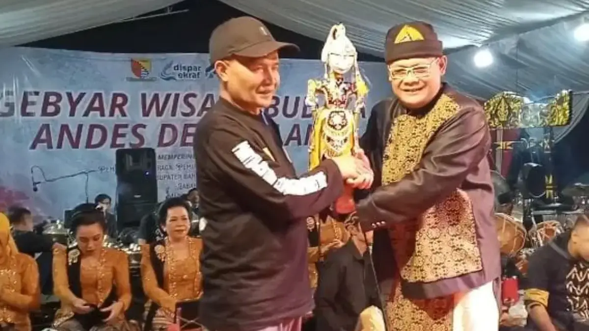 Gebyar Expo Wisata Budaya Desa Cilame Meriah, Wayang Golek Jadi Primadona Ribuan Penonton Kades Cilame Alo Sobirin S.Sos (kiri) menerima souvenir berupa wayang golek darinko dalang Dadan Sunandar Suna