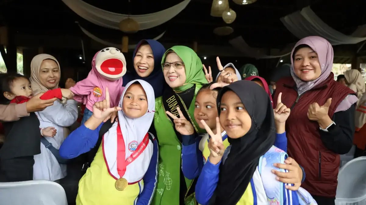 Bunda Literasi, Midjiati Ningsih saat Bersama Peserta CRH di Alam Wisata Cimahi. (Mong/Jabar Ekspres)