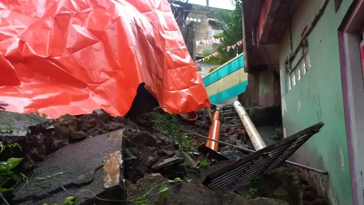 Hujan Deras Picu Longsor di Kebon Pala Bogor, Akses Jalan Warga Tertutup Hujan Deras Picu Longsor di Kebon Pala Bogor Tengah, Akses Jalan Warga Tertutup
