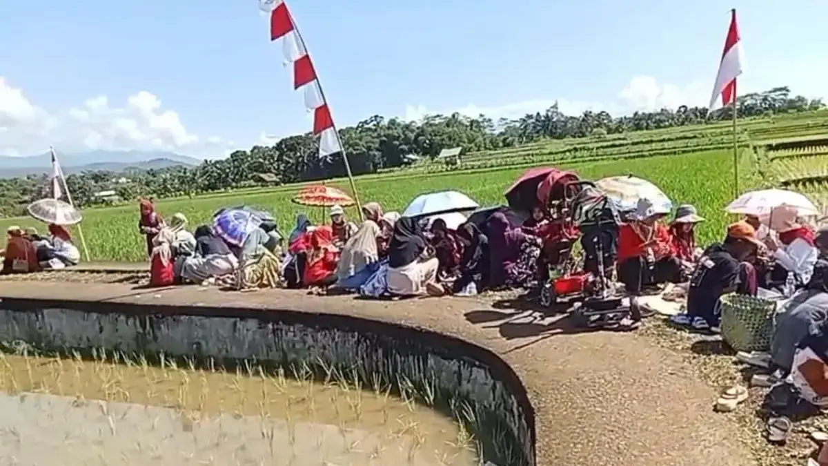 Ribuan Warga dan Santri Tasyakuran HUT ke-80 RI di Tengah Sawah