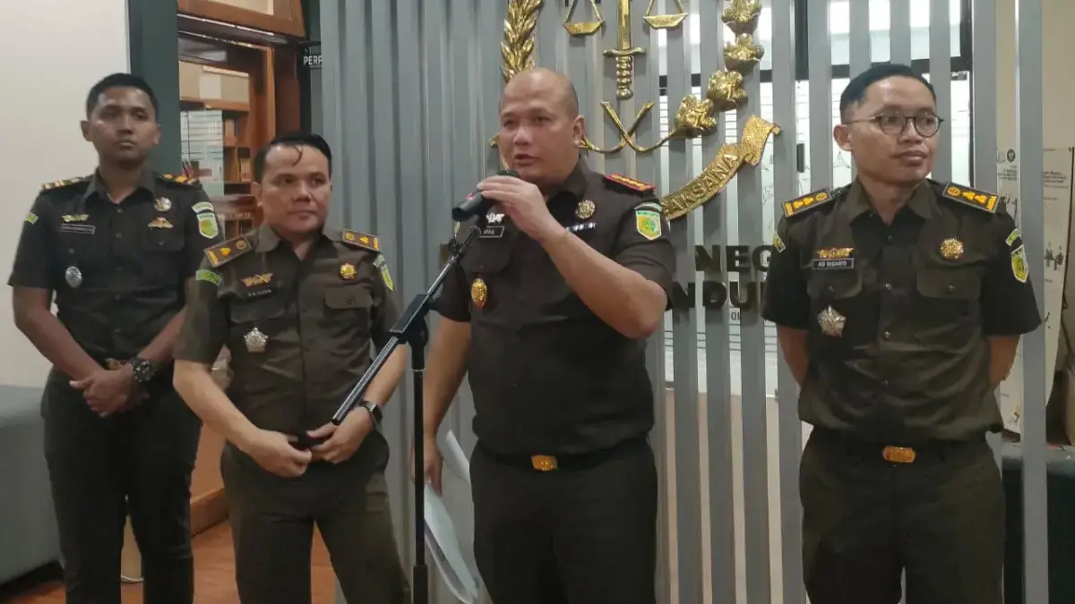 Dok. Kejari Kota Bandung, Irfan Wibowo (tengah). Foto Sandi Nugraha.