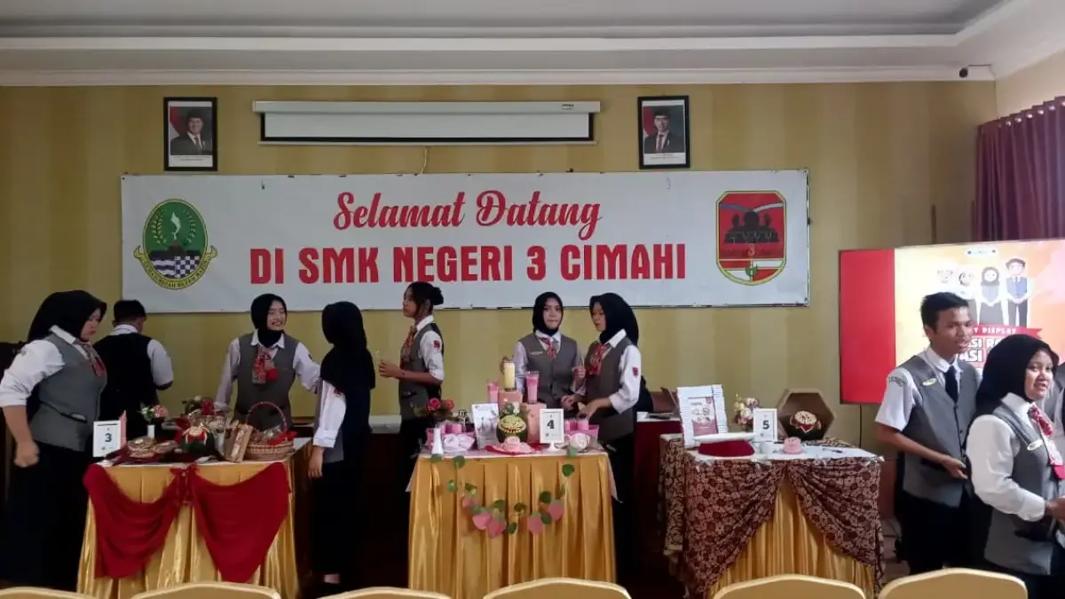 Teaching Factory Jadi Wadah Siswa SMKN 3 Cimahi Asah Kompetensi Kuliner dan Bisnis Sejumlah Siswa-siswi SMKN 3 Kota Cimahi saat Memamerkan Hasil Karya Kulinernya dalam Culinary Display Kreasi R