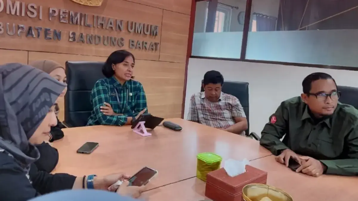 Evaluasi Pemilu 2024, KPU Bandung Barat Perkuat Tata Kelola Logistik Pegawai KPU KBB saat mengikuti rapat evaluasi secara daring dengan KPU RI. Dok KPU KBB