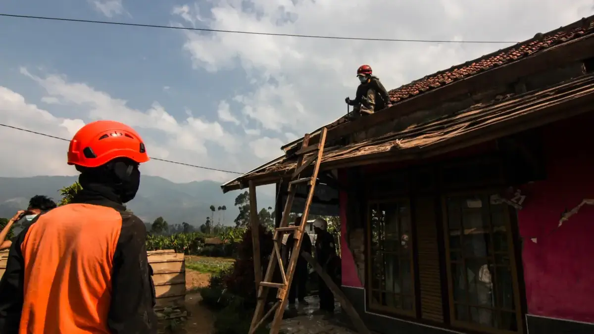 BPBD Kota Bandung Rancang Ruang Lindung Serbaguna untuk Rumah Tidak Tahan Gempa Ilustrasi: Petugas BPBD saat membatu rumah warga akibat dampak gempa beberapa waktu lalu. Foto: Dimas Rachmats