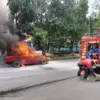 Petugas Pemadam kebakaran kota Cimahi saat memadamkan kobaran api yang melahap mobil tua di Cimahi (Dok: Damka
