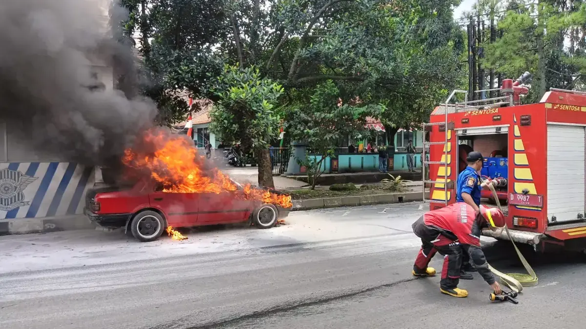 Petugas Pemadam kebakaran kota Cimahi saat memadamkan kobaran api yang melahap mobil tua di Cimahi (Dok: Damka