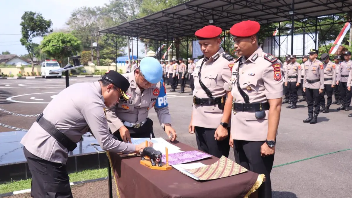 Rotasi Jabatan, Tiga Pejabat Strategis Polres Banjar Resmi Berganti Kapolres Banjar AKBP Tyas Puji Rahadi saat memimpin upacara sertijab di Mapolres Banjar, Jumat (22/8/2025). (C