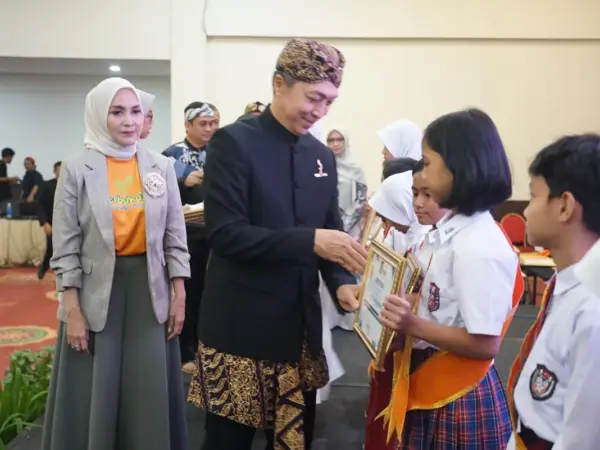 BERIKAN PENGHARGAAN: Wali Kota Bogor Dedie A. Rachim saat memberikan penghargaan kepada para siswa. (Istimewa)