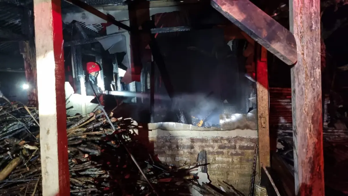 Sebuah Rumah Lansia di Desa Awiluar Ciamis Hangus Terbakar, Diduga Akibat Tungku yang Masih Sisakan Bara Api Sebuah Rumah Lansia di Desa Awiluar Ciamis Hangus Terbakar, Tidak Ada Korban Jiwa