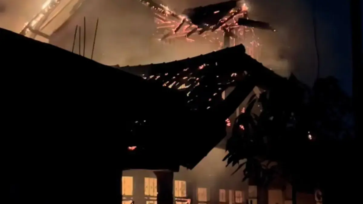 Diduga Korsleting, Rumah 2 Lantai di Bandung Barat Dilalap Si Jago Merah! Rumah dua lantai di Padalarang, Bandung Barat ludes terbakar. Dok Damkar KBB