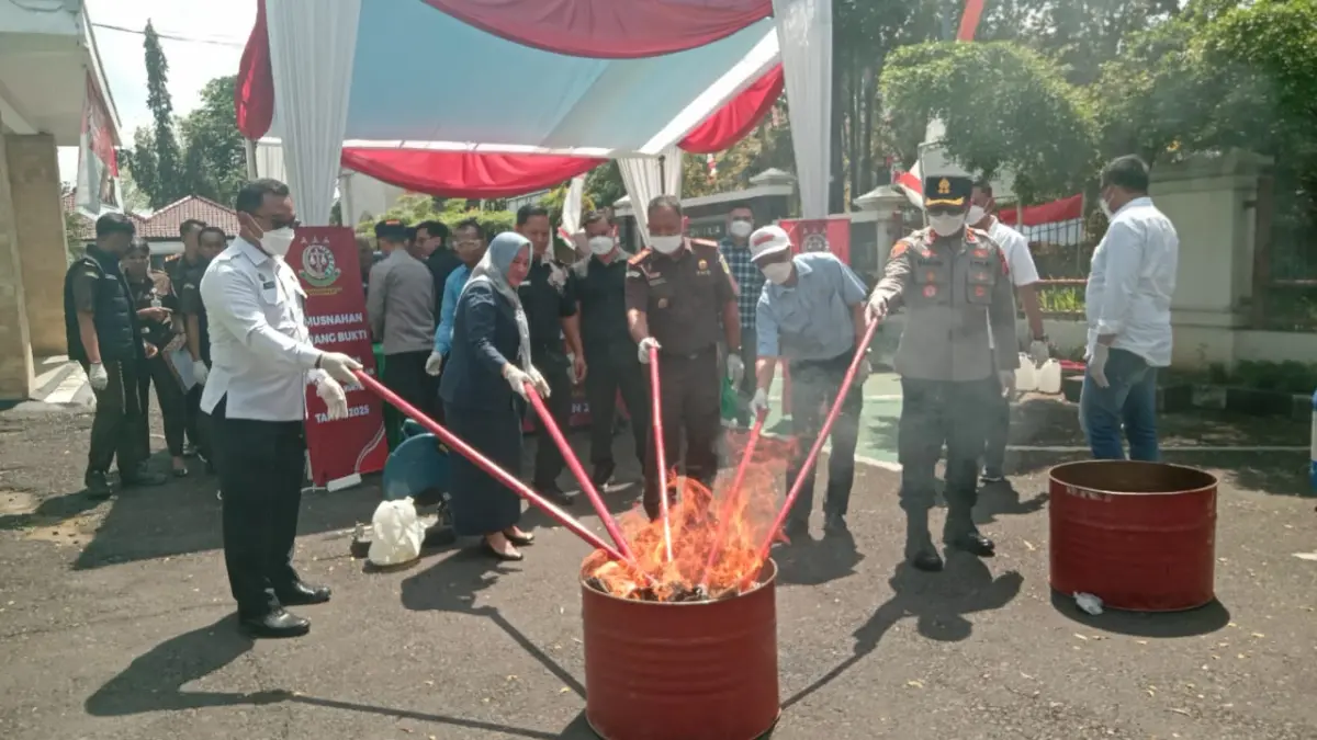 Cegah Penyalahgunaan, Kejari Banjar Musnahkan Ratusan Barang Bukti Perkara Narkotika dan Tindak Pidana Umum Cegah Penyalahgunaan, Kejari Banjar Musnahkan Ratusan Barang Bukti Perkara Narkotika dan Tindak Pidana Umum